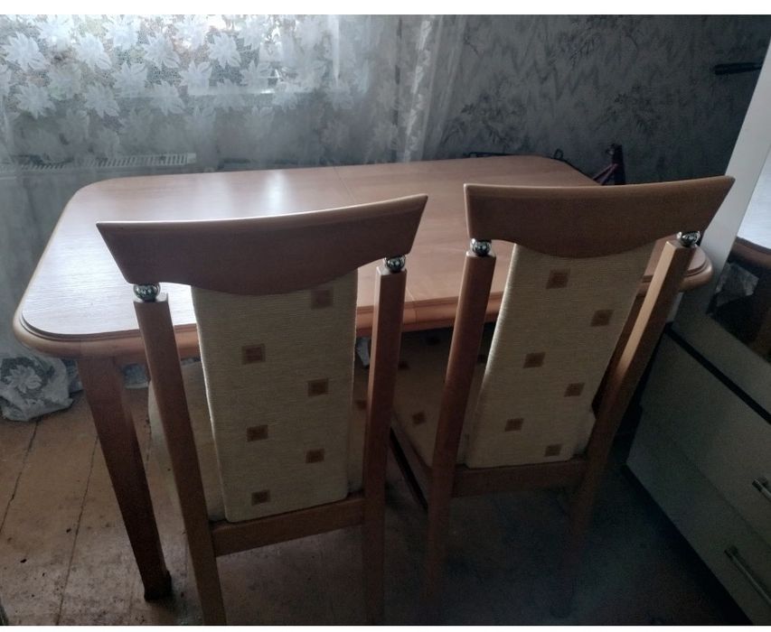 Stół i cztery krzesła