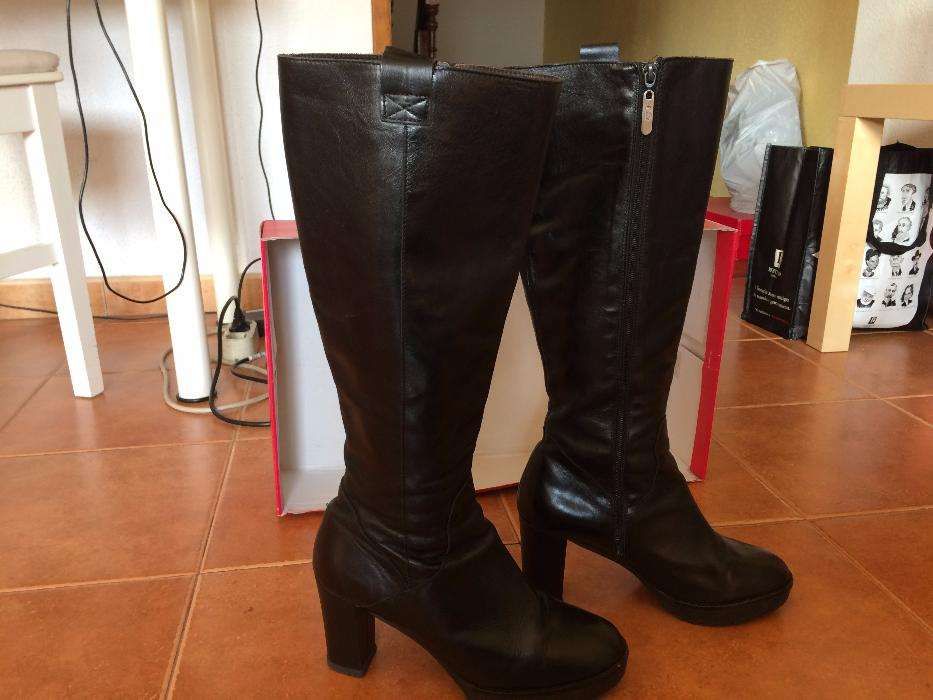 Botas Pretas em Pele