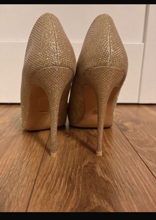 Złote eleganckie szpilki DeeZee