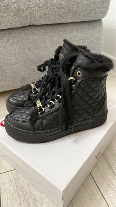 Buty czarne futerko Guess 36