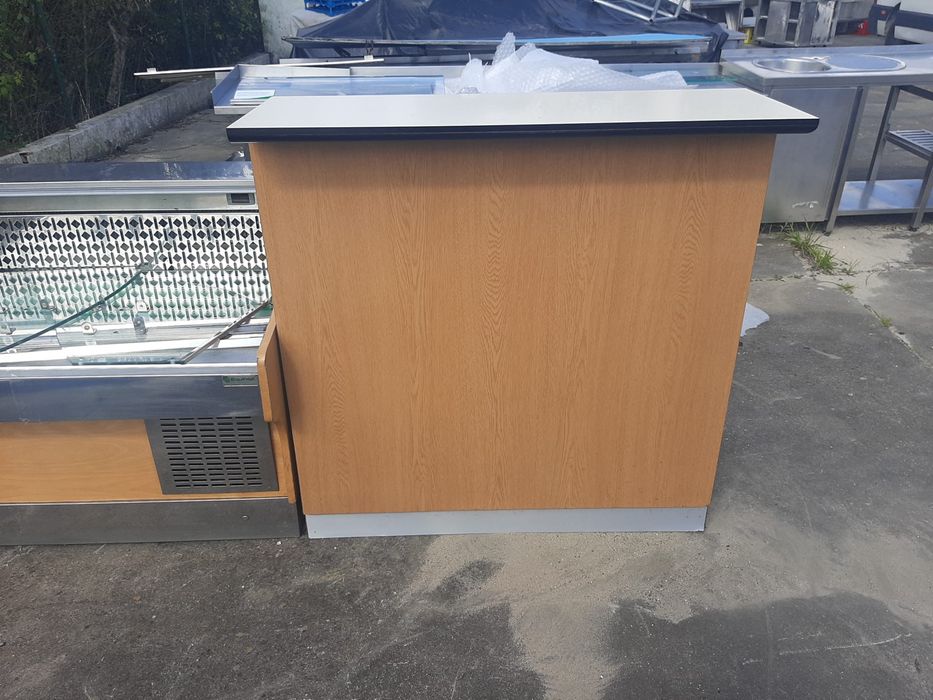 Conjunto de balcão e vitrine para restaurante