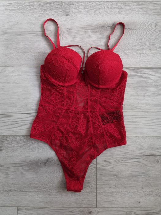 Czerwone koronkowe body push up paski na dekoldzie.