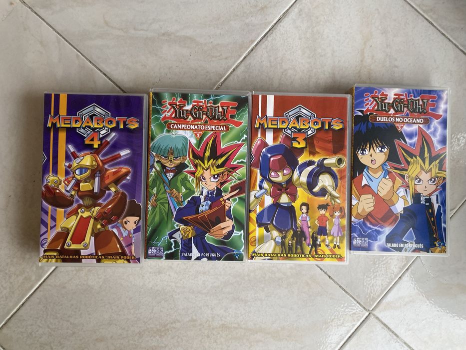 Caixa com cassetes de desenhos animados