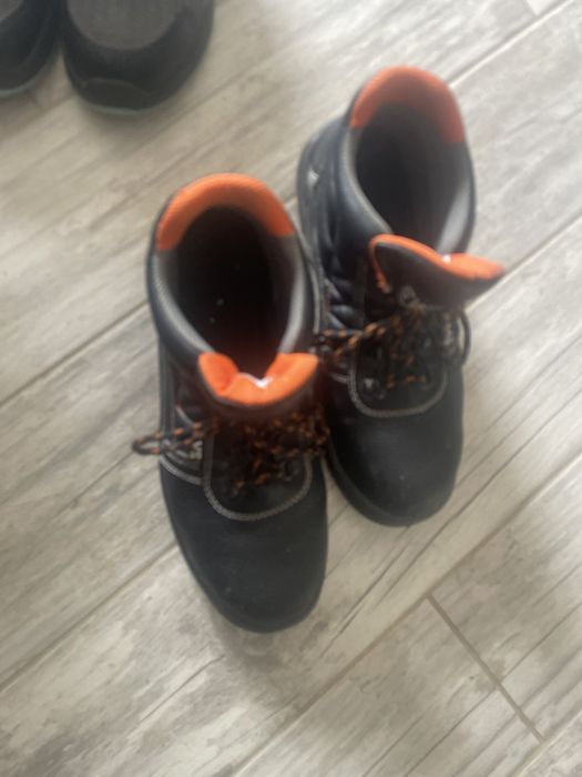Bota de aço tamanho 42  ficou grande e tenis de bico de aço ficou pequeno trico poe bumero  40 ou se preferir vendo os outros tenis 10