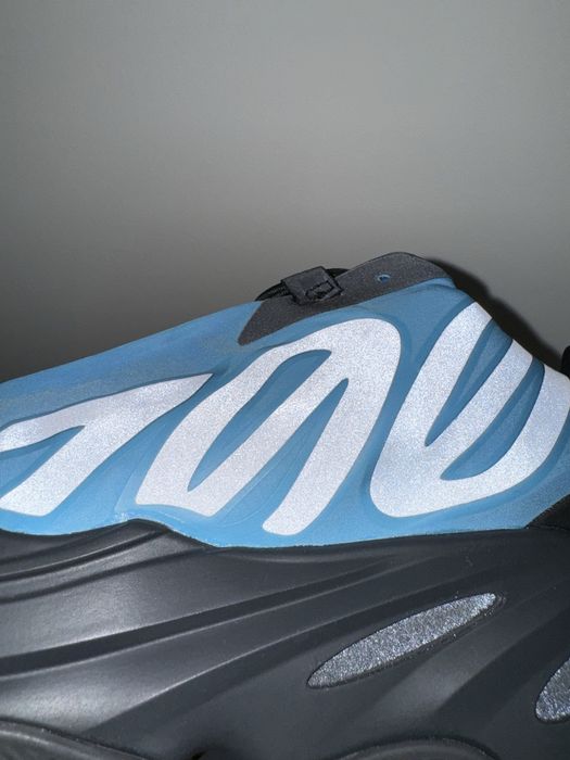 adidas Yeezy Boost 700 MNVN Bright Cyan 42 EU GZ3079