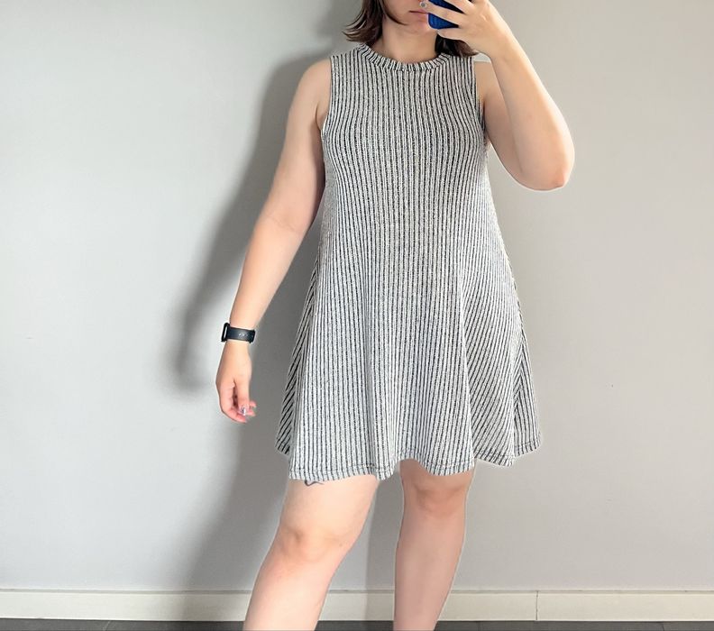 Biała szara czarna trapezowa sukienka bez rękawów w paski