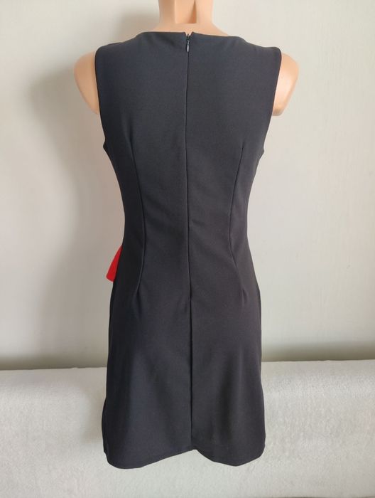 Nowa elegancka sukienka z baskinką naszyjnikiem S 36 z elastanem