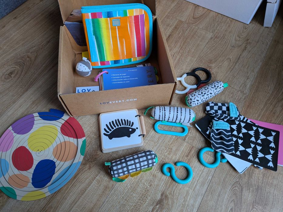 lovevery zestaw the looker