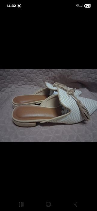 Mules beje com berloques