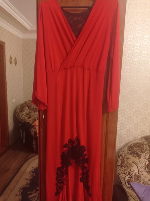 Вечірня сукня червоного кольору
