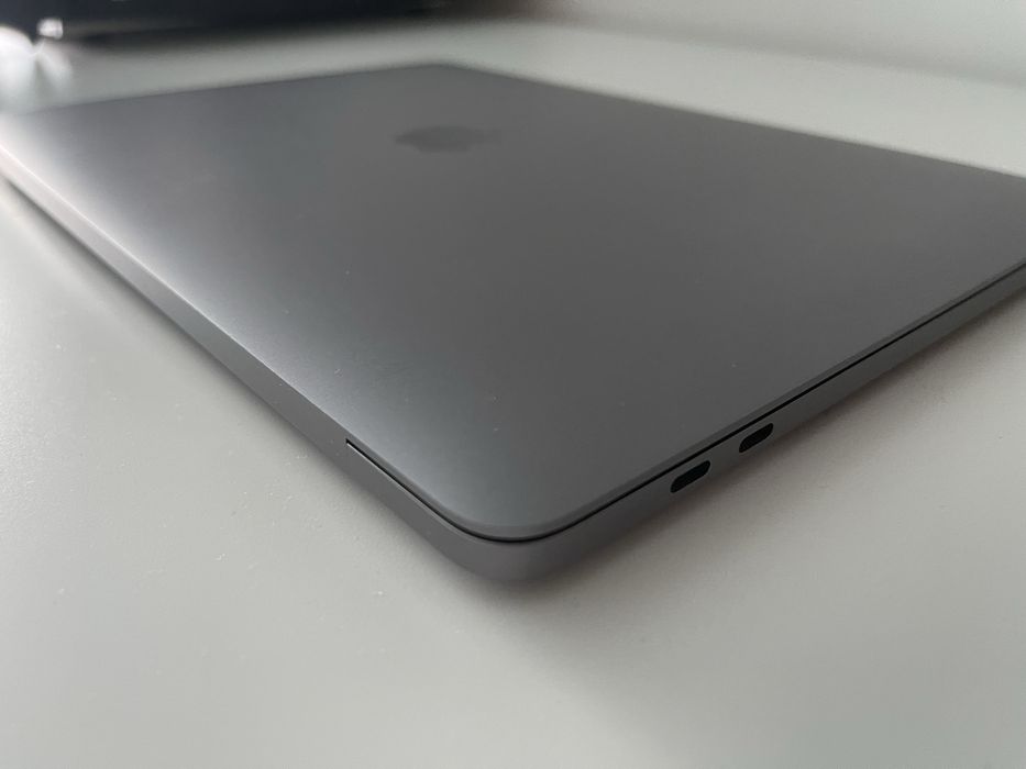 Apple MacBook Pro 2018, 13” Touchbar, Intel Quad-Core I7 2.7GHz, 16GB RAM, 512GB SSD