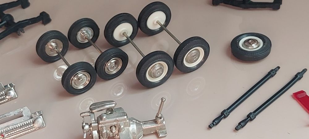 1/43 Саратов, детали на  Модель Волга, Жигули, Москвич СССР
