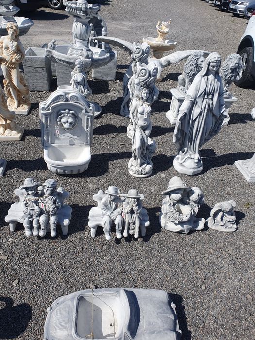 Figurki, fontanny, donice ogrodowe, ławki i stół betonowy