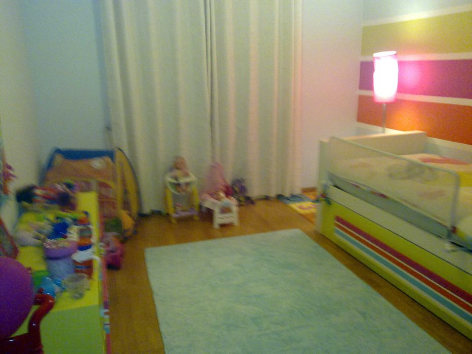 Cama e cómoda para quarto solteiro ou criança