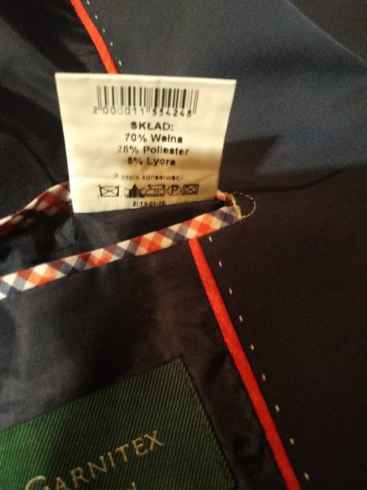 Granatowy garnitur męski