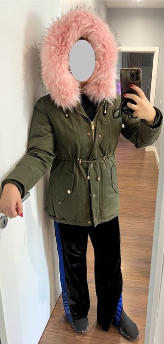 Blusao/ casaco verde seco/ caqui com forro e capuz com pêlo rosa