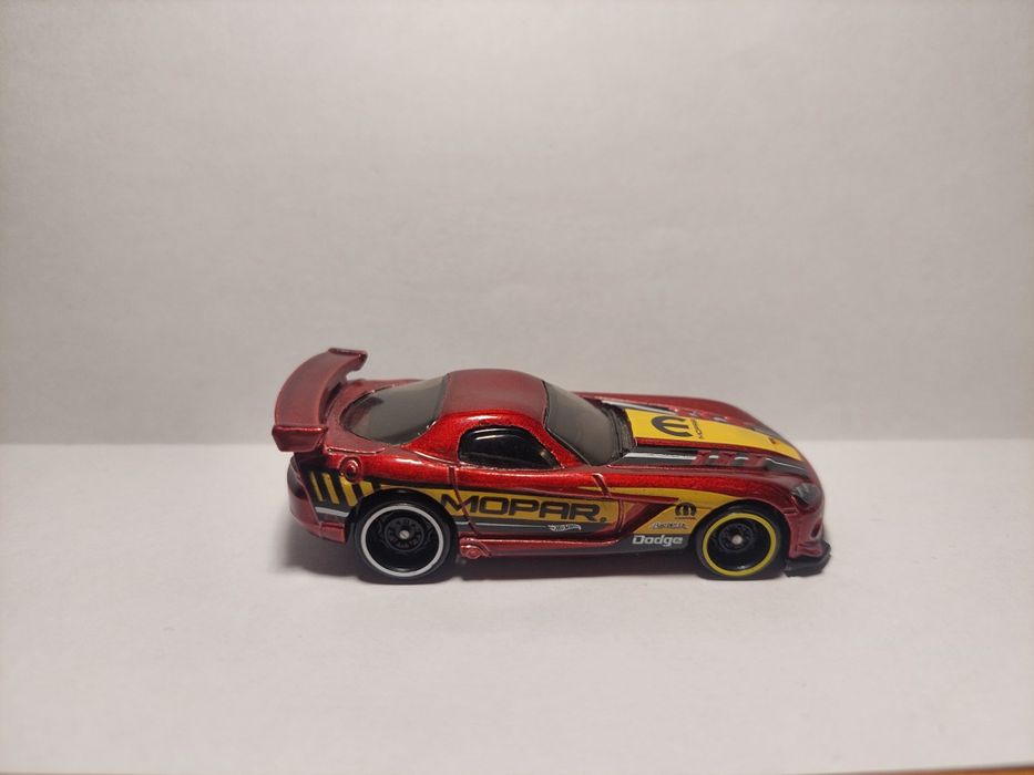 Машинка Hot Wheels Dodge Viper SRT10