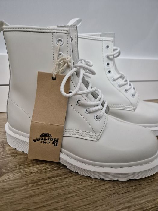 Białe glany Dr Martens