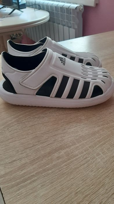 Продаються дитячі босоножки