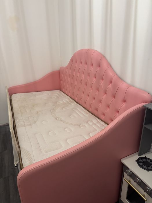 Cama estofada com estrado elevatorio