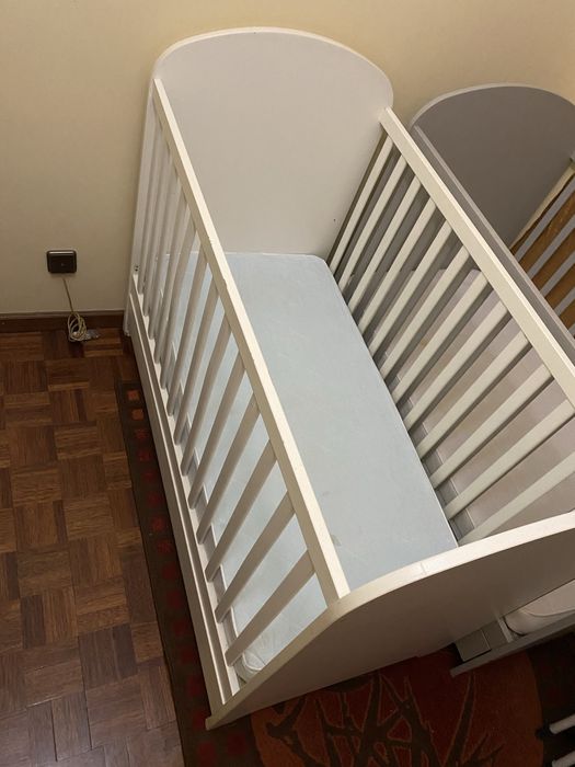 Berço de madeira  branco para bebé49