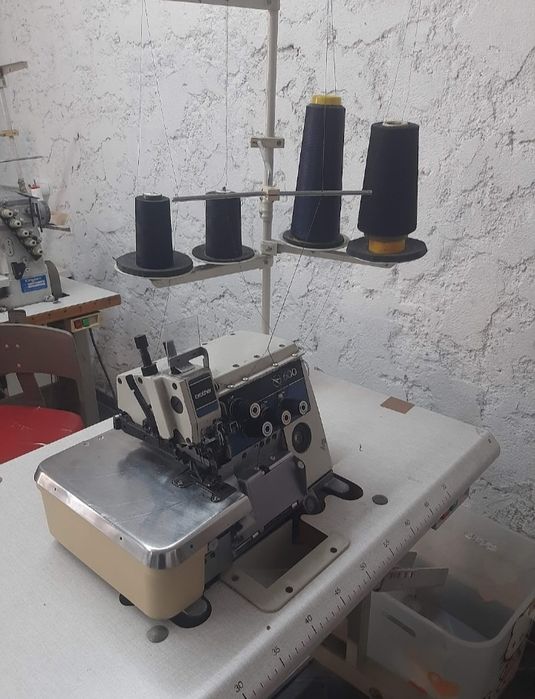 Maquina de costura corta e coze