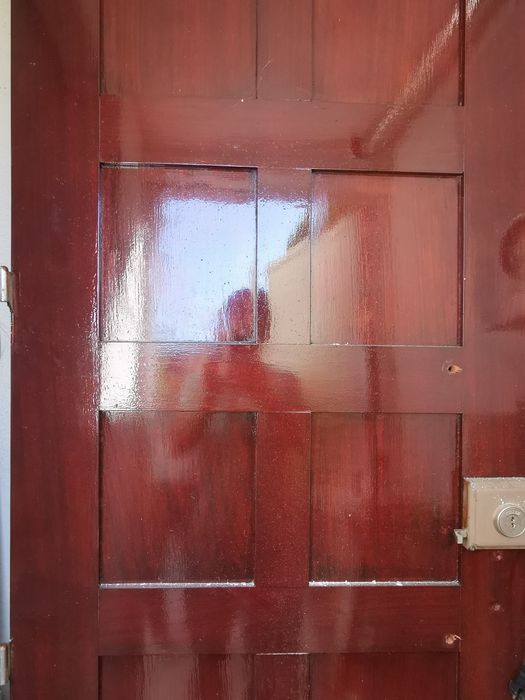Porta de madeira maciça envernizada com aro completo