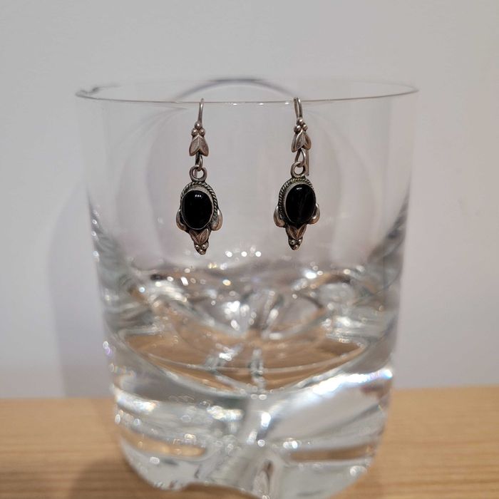 Delikatne wiszące kolczyki z onyksem