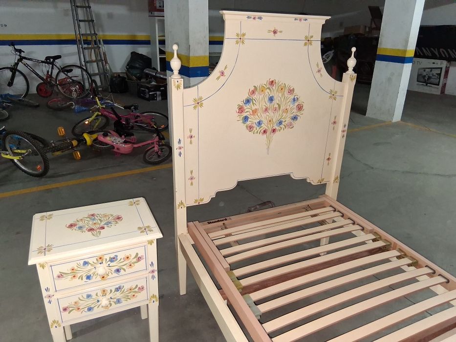 Cama pintado Alentejano +Estrado +  Banquinha de cabeceira