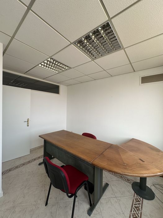 Escritorio dividido em Gabinetes para Arrendamento
