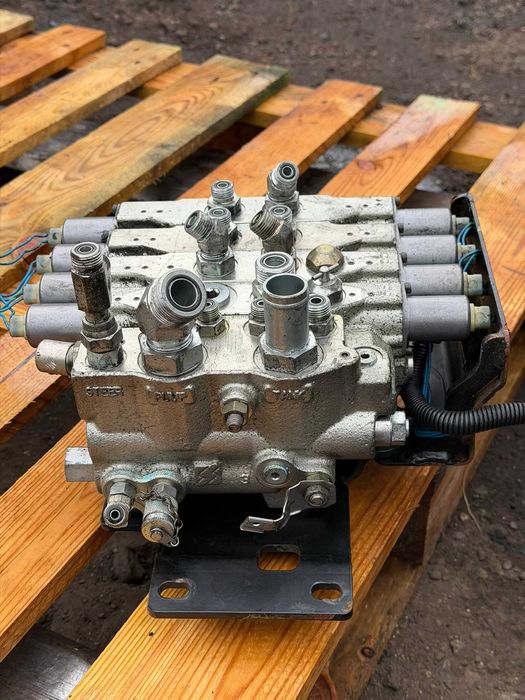 Rozdzielacz hydrauliczny czterosekcyjny HYSTER