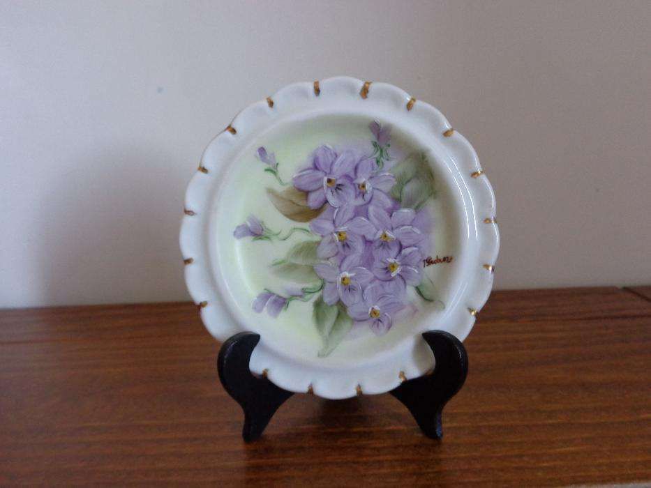Prato em porcelana pintada à mão