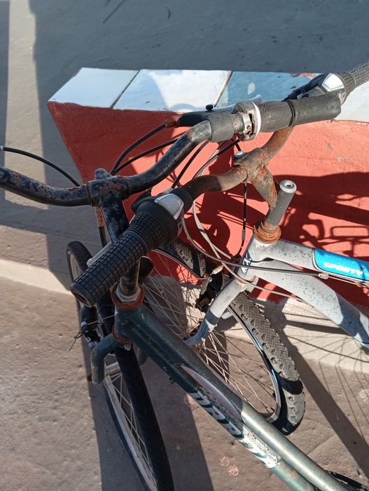 Duas bicicletas em bom estado de