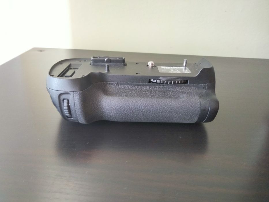 Battery hand grip da Nikon MB-12 como novo