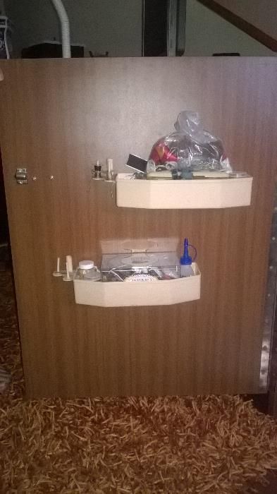 Máquina costura Mellior + móvel + utensílios diversos