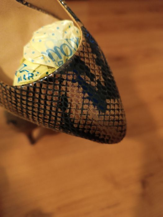 Sapatos altos de pele de cobra