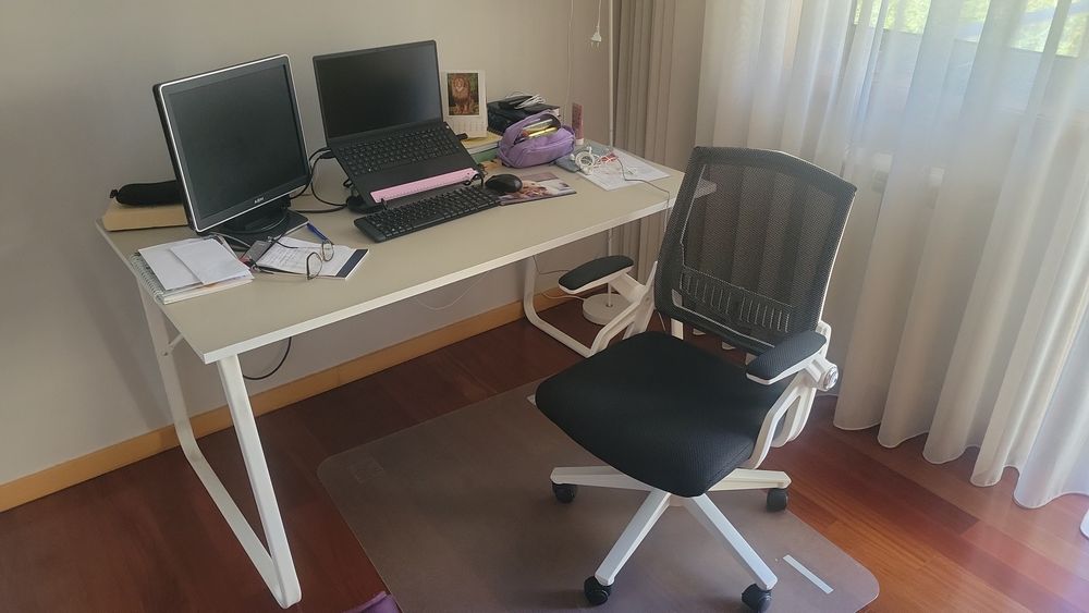 Mesa de  escritório com cadeira