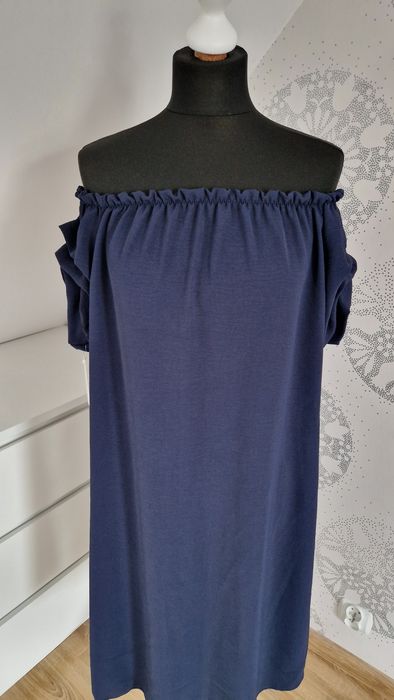 Elegancka sukienka kolor granatowy rozmiar 38-40.