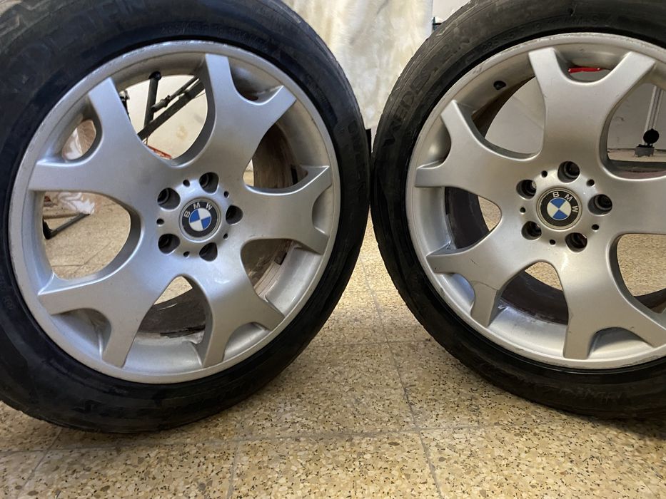 Vendo 2 conjuntos de jantes BMW originais com pneus.