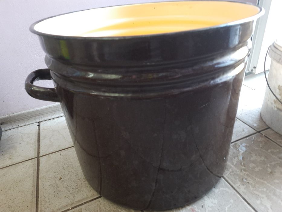 Продать эмалированную  кастрюлю