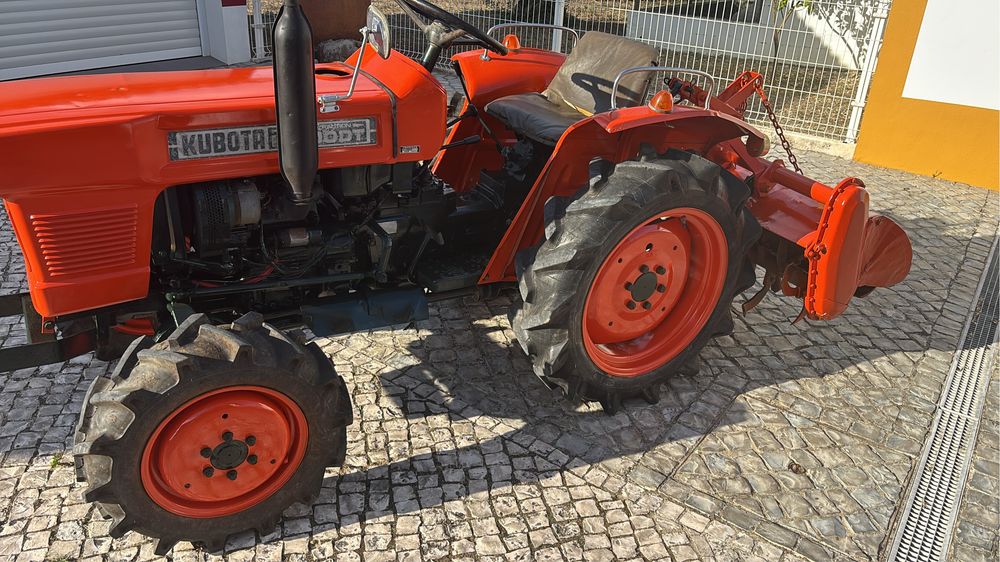 Trator Kubota L1500DT com fresa