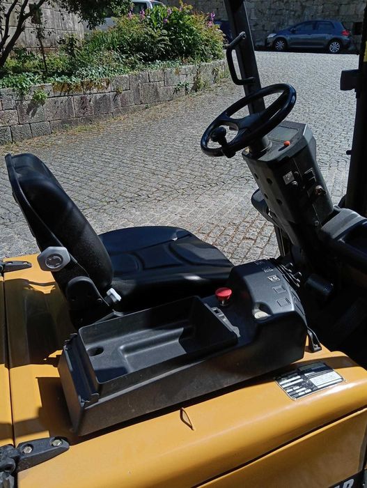 Empilhador Elétrico CAT 2000 kgs Triplex