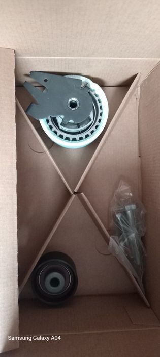 Продам комплект ремень грм з натяжним роликом ,та помпу