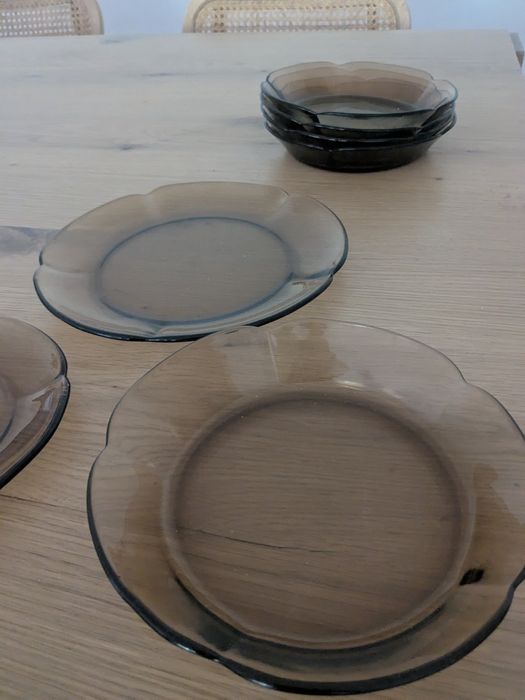 Pratos castanhos de vidro
