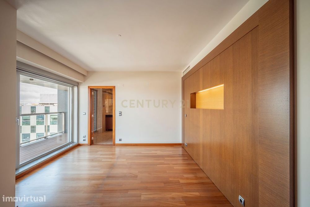 T5+1 Duplex em Linda-a-Velha com 291 m² úteis, 5 estacionamentos e vis