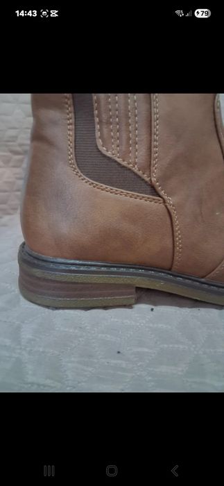 Botas castanhas com elastico e fecho
