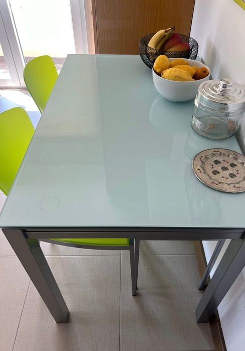 Conjunto mesa e 4 cadeiras