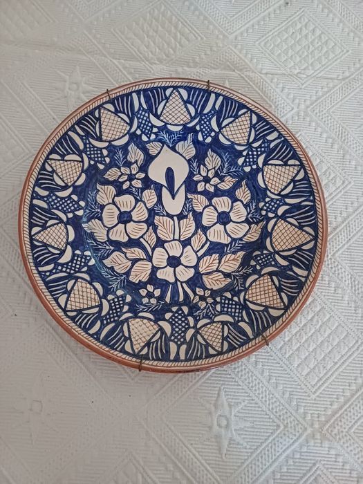 Pratos e pote com tampa rústicos em barro pintado