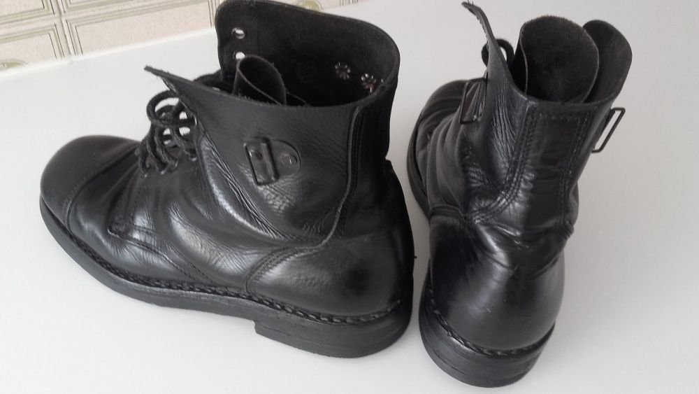 Botas da tropa em pele