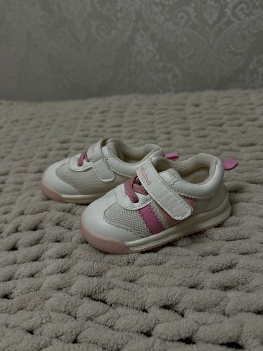 Кросівки на дівчику